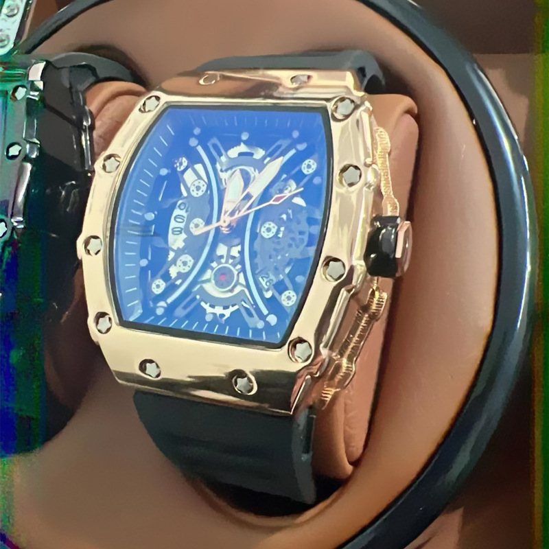 Cross-border foreign trade factory direct sales of men's watches, men's luminous waterproof quartz watches, Douyin bar-shaped new models available Application Scenario