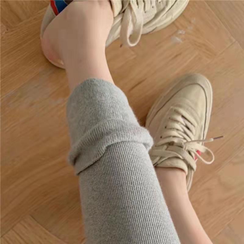For the 2022 autumn and winter season, women can wear high-waisted, slimming, high-elastic and warm leggings on the outside