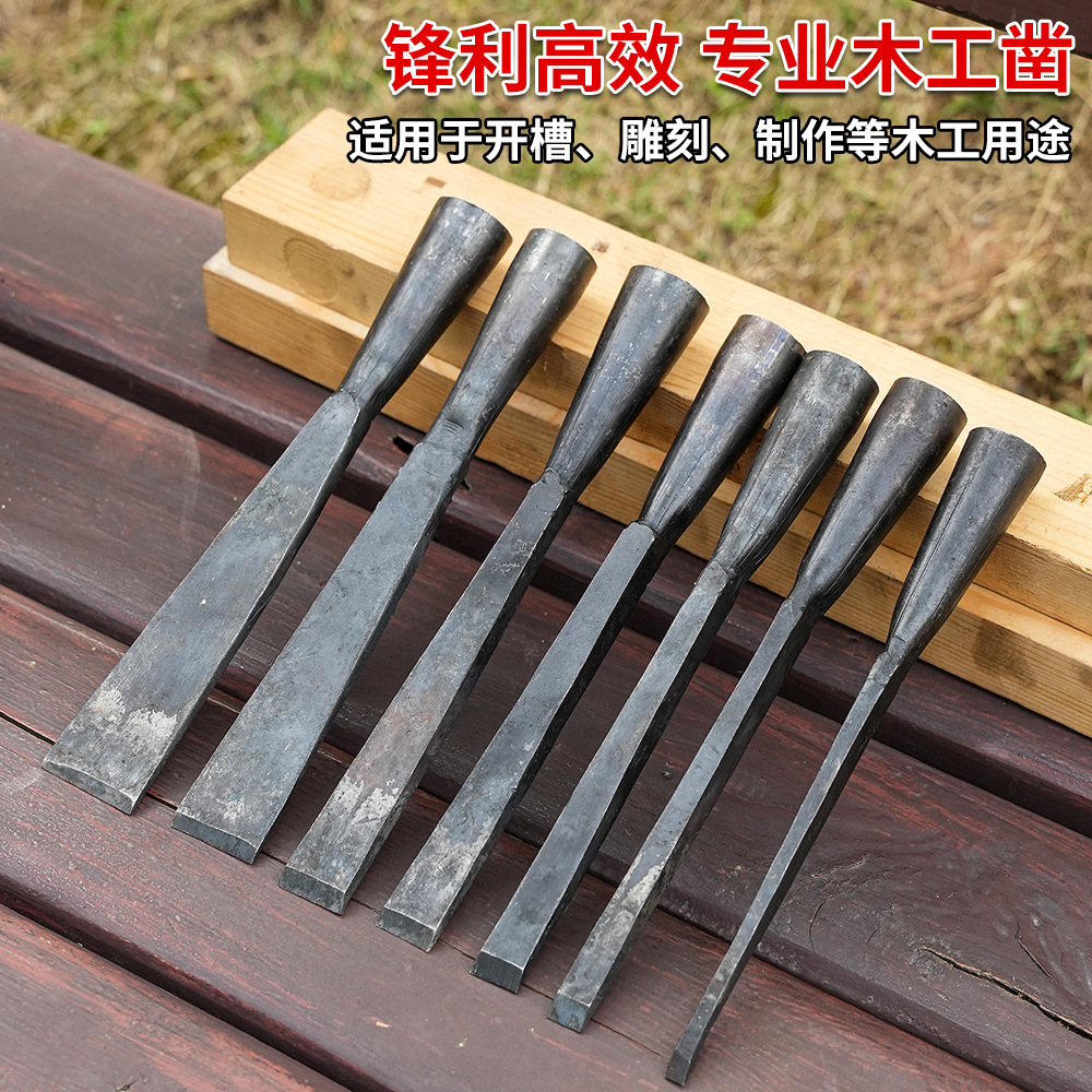 Old-fashioned steel chisels, woodworking chisels with flat mouths, blacksmiths 'hand-forged chisels, sharp and wear-resistant woodworking tools