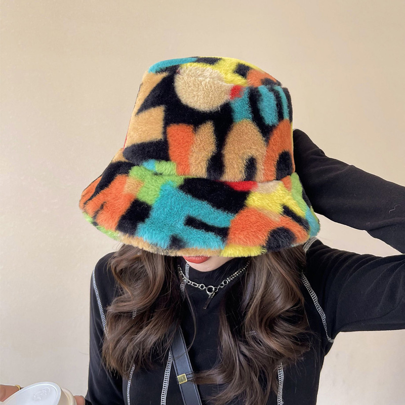 A short-brimmed, thickened, warm and fashionable winter hat for women in Europe and America Application Scenario