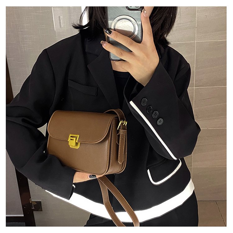 Small Bag Women's Bag 2024 New Fashion Retro Single Shoulder Crossbody Bag Autumn And Winter Tofu Small Square Bag Women details Picture