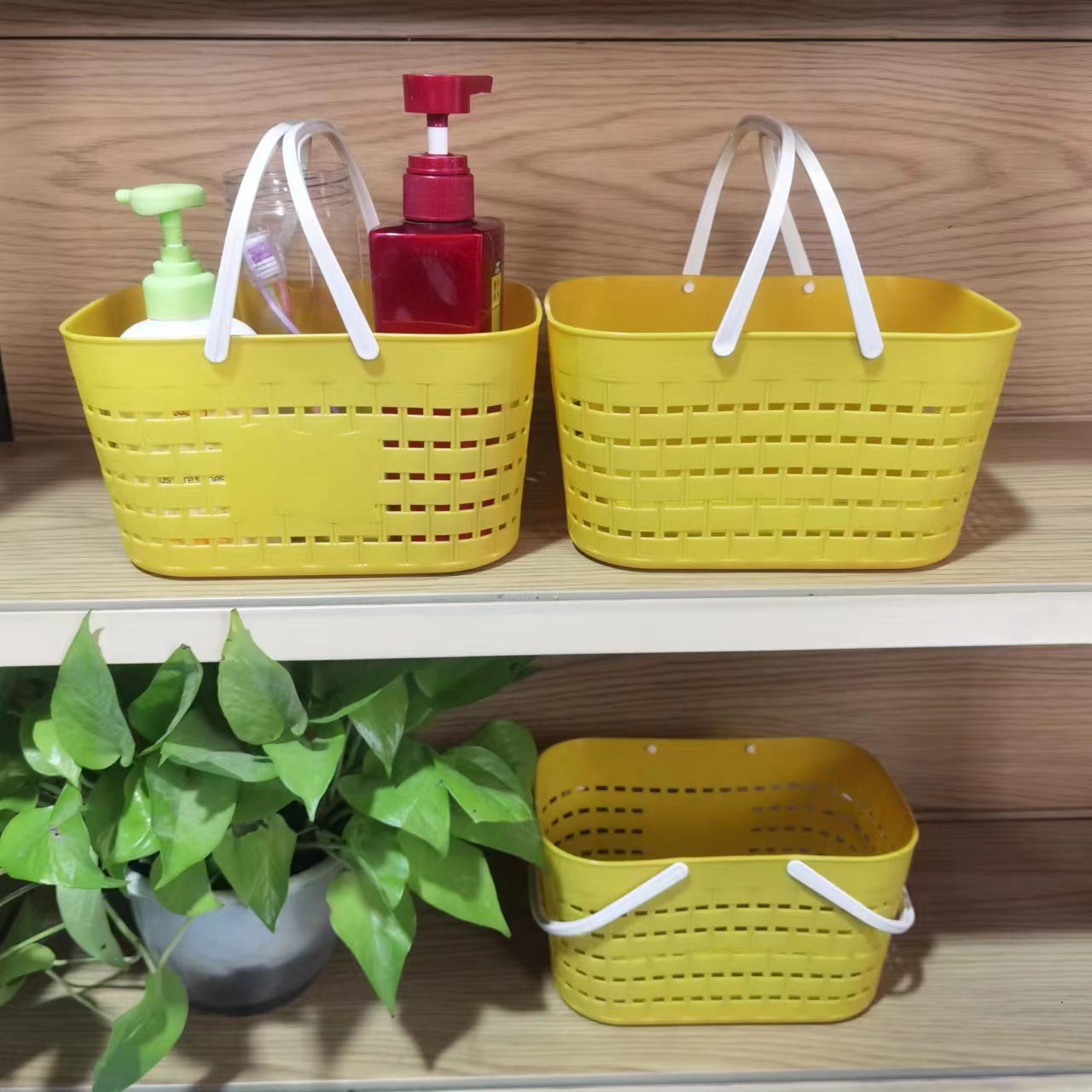 Wholesale hand-held bath baskets, bathroom toiletries storage baskets, plastic bath baskets for bathhouses Application Scenario