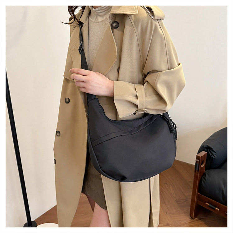 斜挎包女包简约时尚大容量轻便学生单肩健身包百搭跨境饺子包详情23