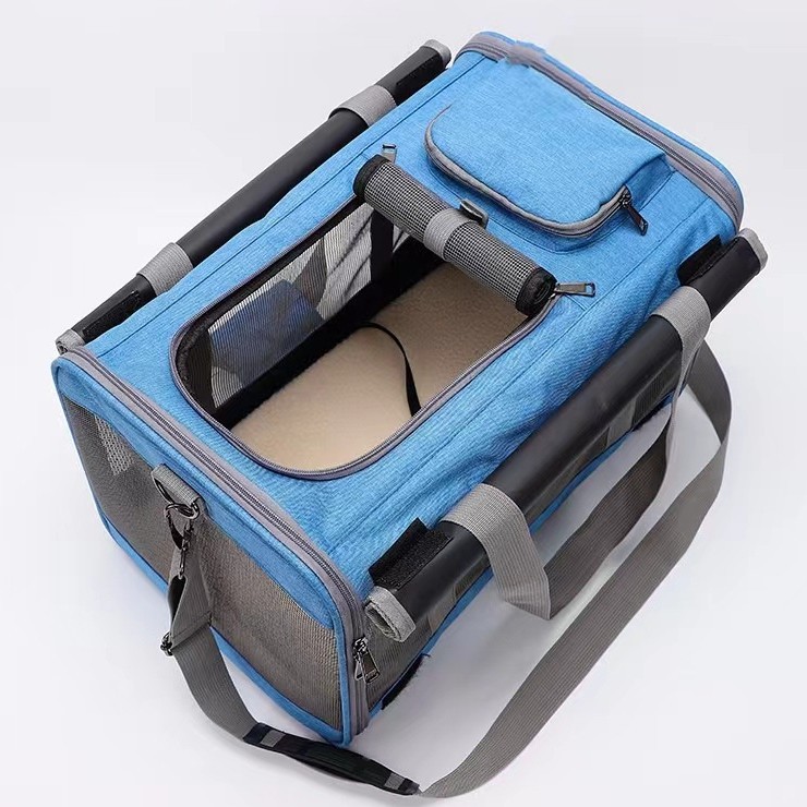 Pet bag, large-space portable pet aviation case, outdoor breathable hand-held cat bag, small pet backpack for going out Application Scenario