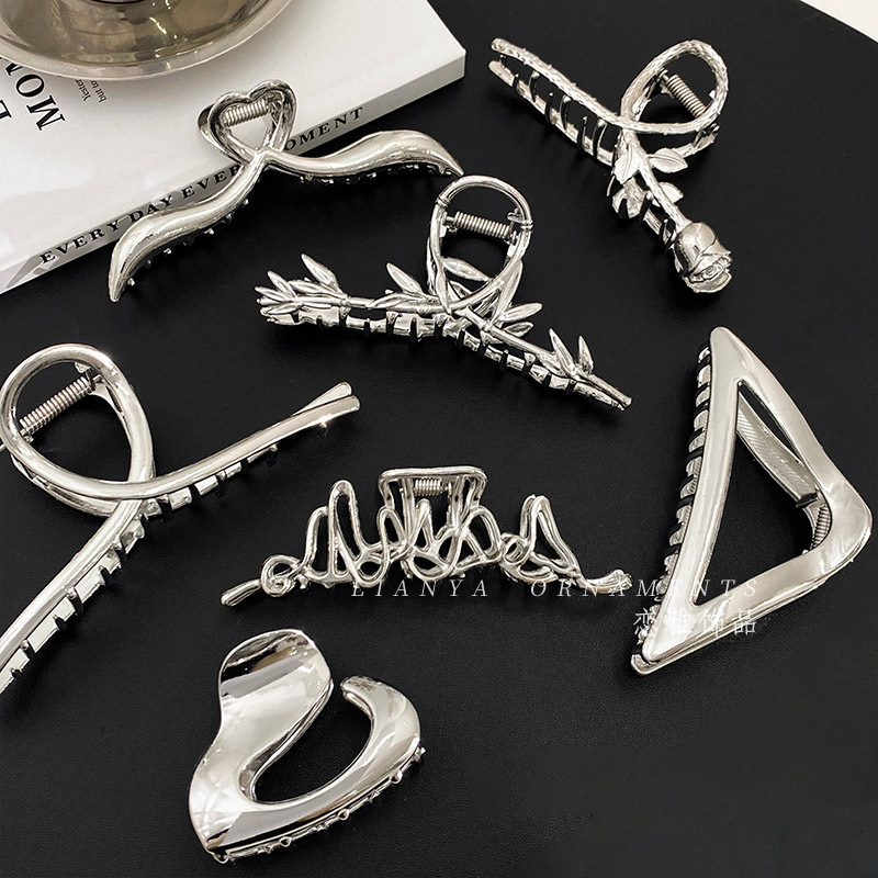 Silver Metal Hair Clip Back Head Hair Amount Of Large Pan Hair Grab Clip Advanced Sense Shark Clip Korean Hair Decoration Woman Application Scenario