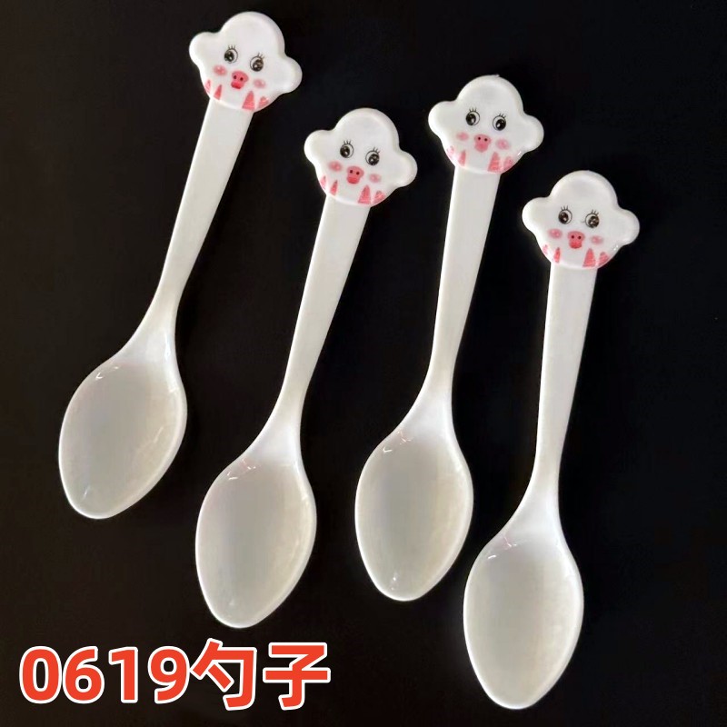 0619 Large cartoon pig spoon, children's rice spoon, baby complementary food spoon, plastic spoon, 1 yuan 2 yuan store supply