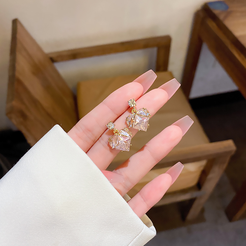 浅粉色锆石爱心金属耳环女小众设计感高级冷性风学生耳钉耳饰批发