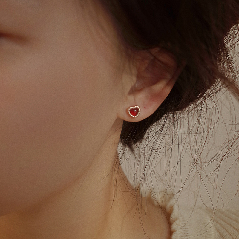 Red Love Earrings Women Simple Everything Small Red Heart Earrings Korean Version Heart Earrings 2023 Summer New details Picture