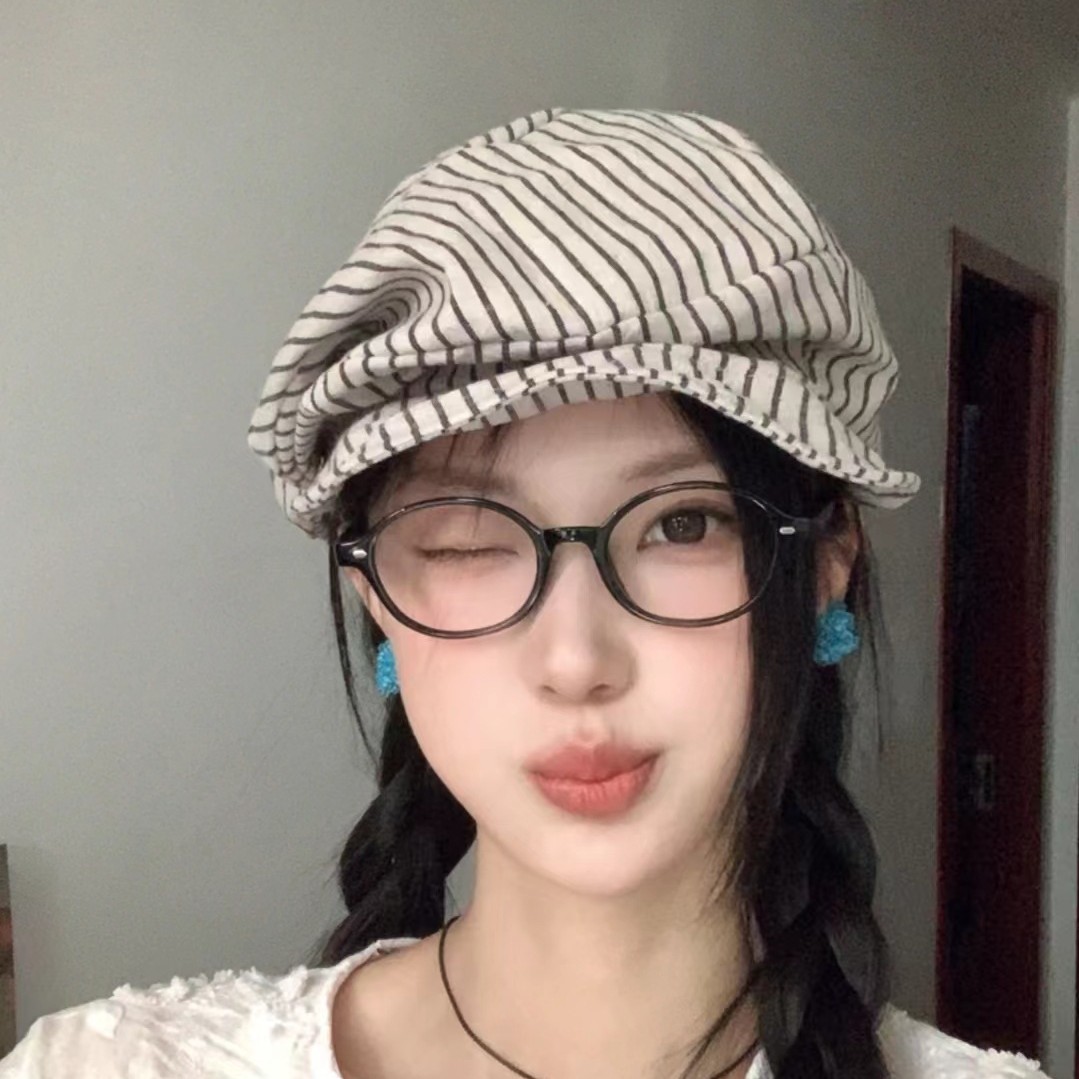 The new Japanese-style artistic striped cotton and linen beret for children shows off their faces in spring and summer. The small newsboy hat and the retro painter hat trend details Picture