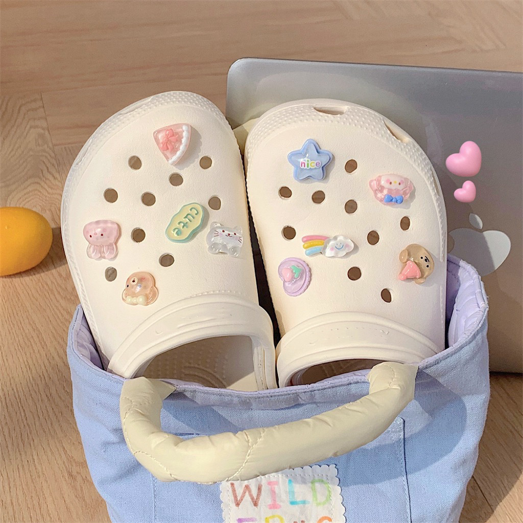 Decorative shoe buckles, heart-shaped shoes, fun shoes, cute accessories, flower book accessories, small cartoon ornaments, red bear hole accessories details Picture