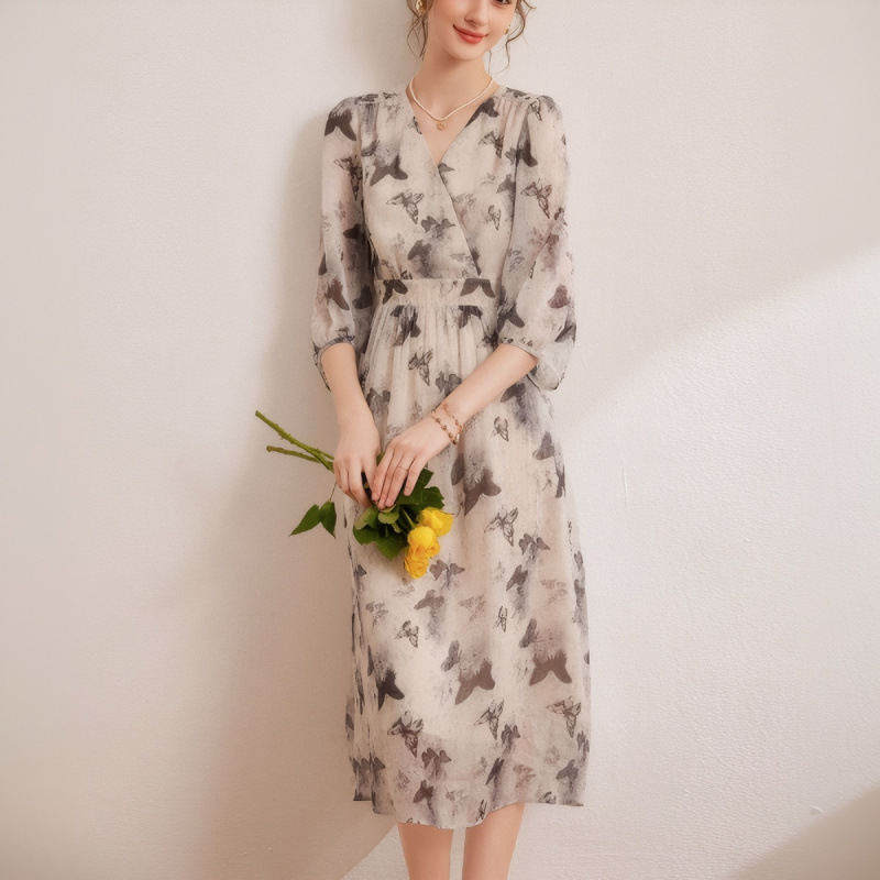 2025春夏新款女人味印花飘逸长裙时尚V领修身女式七分袖连衣裙潮图