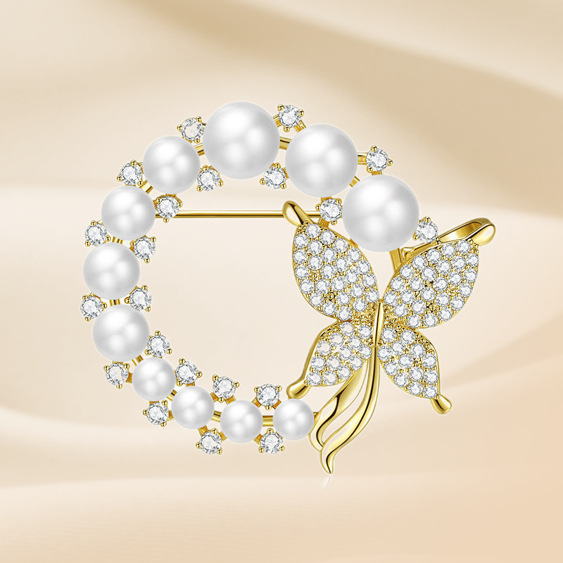 The Pearl butterfly brooch exudes a sense of high-end sophistication and a delicate, luxurious charm. It is a new trendy and exquisite brooch in 2022 details Picture