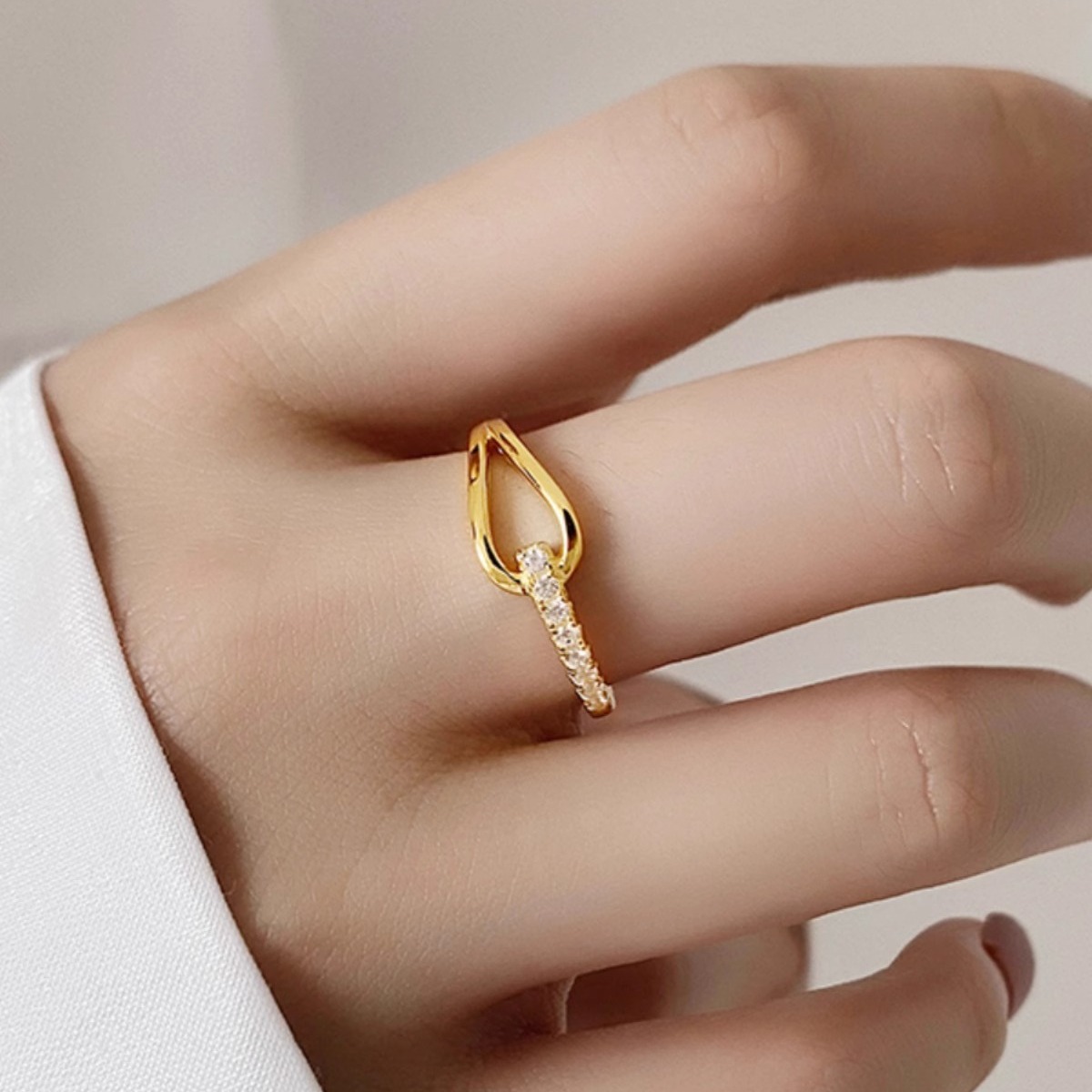 Water-drop row diamond index finger ring, a unique and fashionable design for women, made of titanium steel and 18k gold, with a distinctive and high-end feel that does not fade