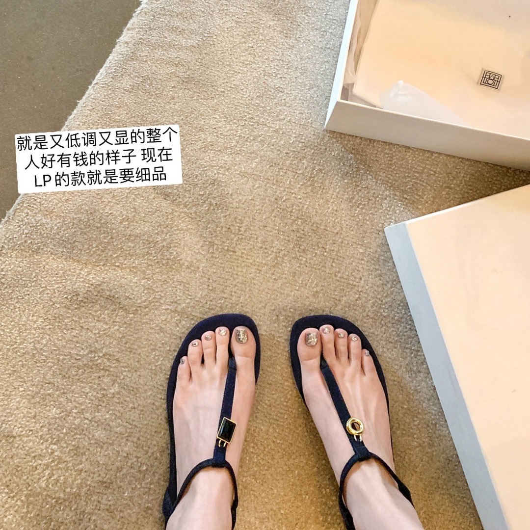 French retro metal buckle rhinestone toe flat sandals, versatile T-shaped Roman beach flip-flops, women's summer outerwear details Picture