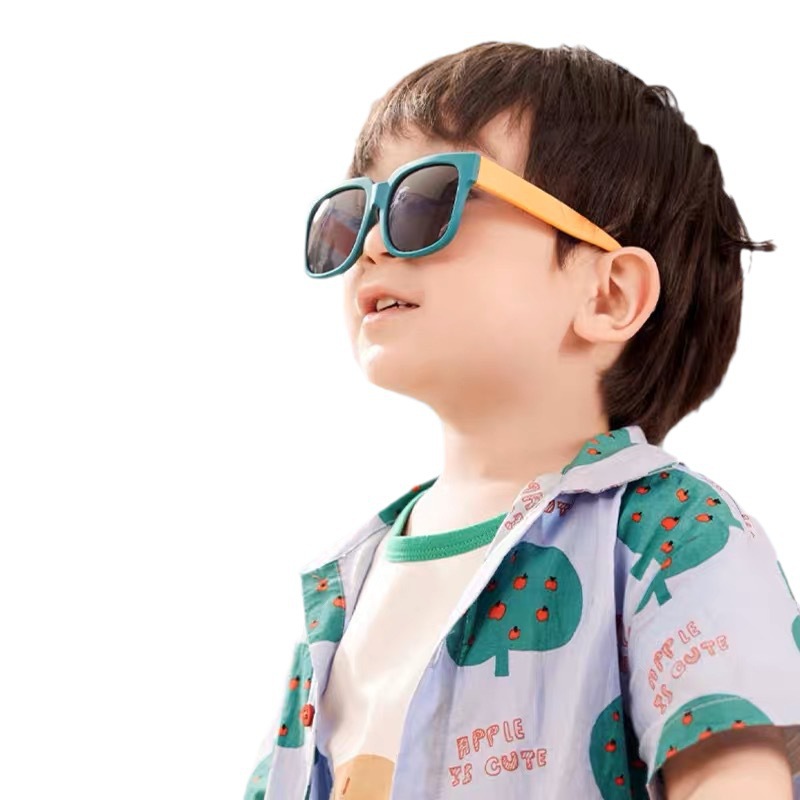 Wholesale folding children's sunglasses for boys and girls, sunshade and UV protection glasses, baby sunglasses, boys' fashion trend Application Scenario