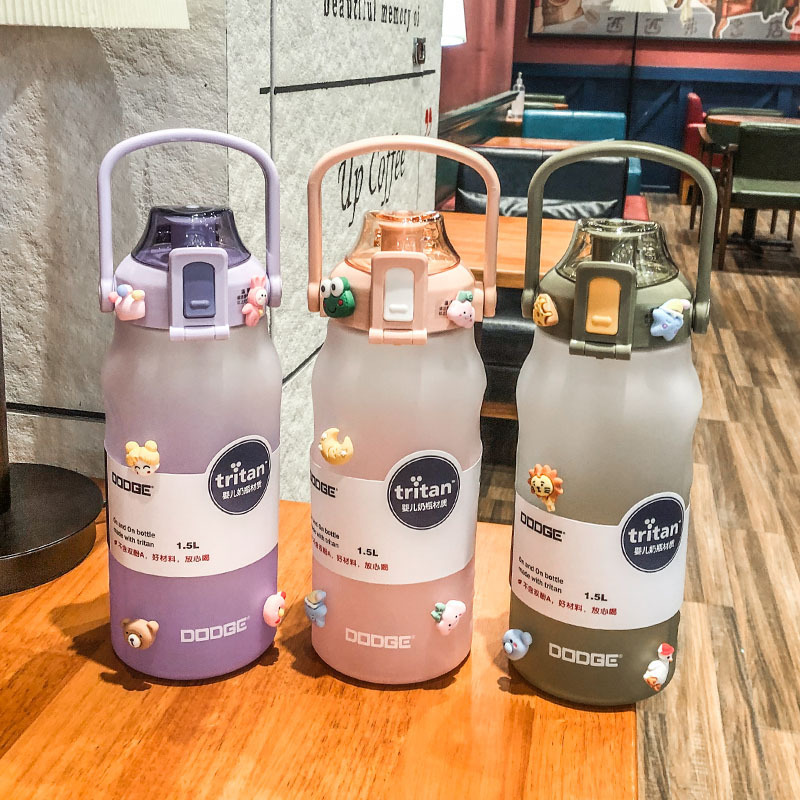 道奇大容量运动塑料杯渐变色女生健身手提式吸管杯tritan情侣杯