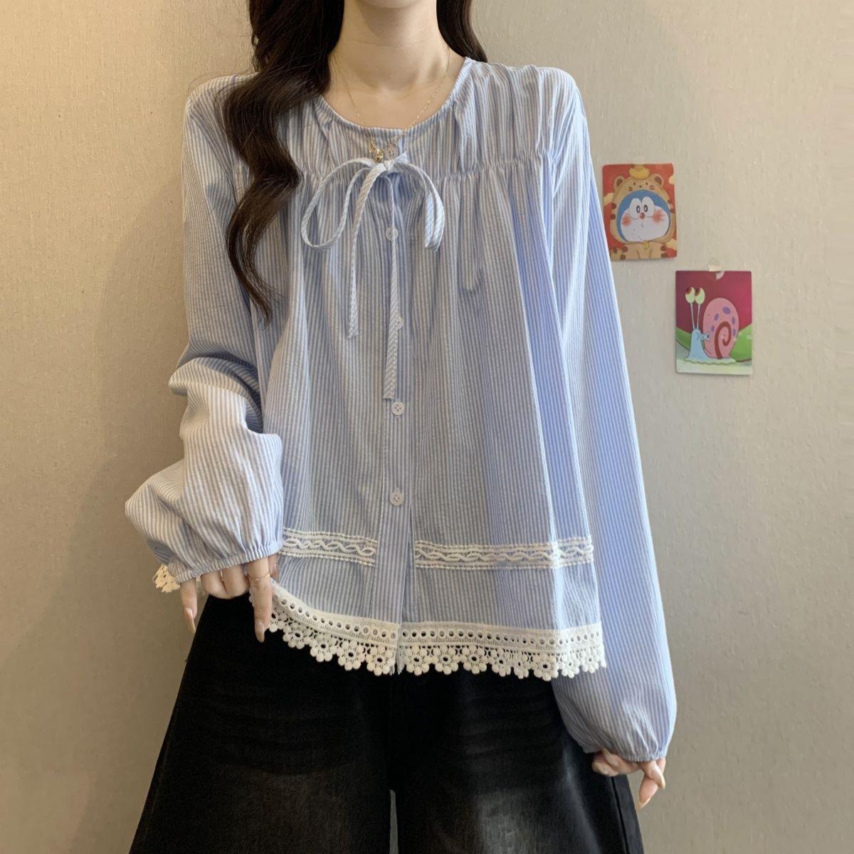 This plus-size women's sweet lace lace patchwork round-neck long-sleeved shirt is a trendy summer blouse that makes you look younger Item Picture