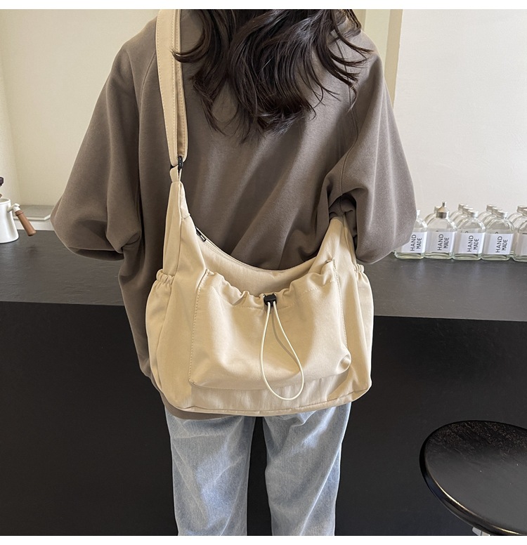 韩版时尚尼龙斜挎包2024新款休闲百搭褶皱单肩包大容量纯色帆布包详情4