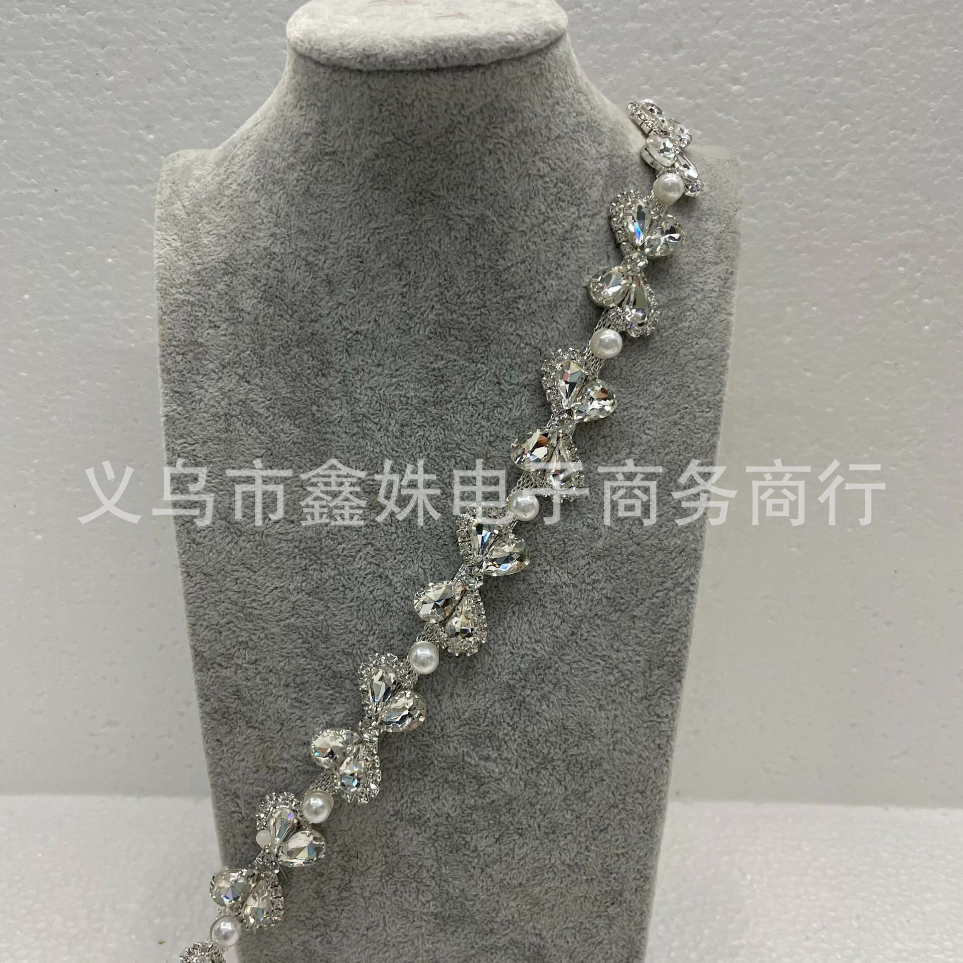 Diamond chain S-shaped water diamond claw chain, clothing accessory waist chain, decorative fancy code chain, AB diamond welded chain, diy accessory Application Scenario