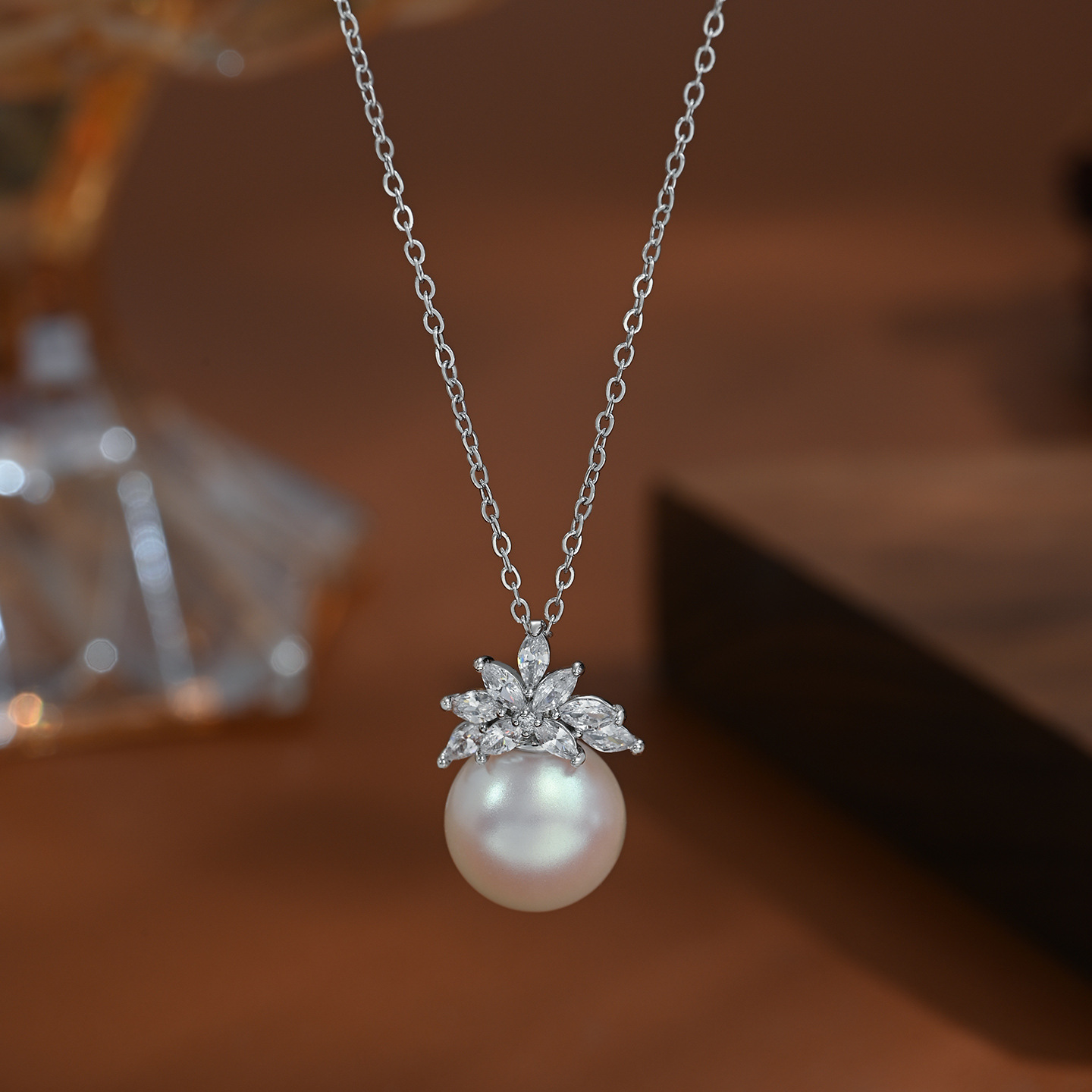 Wholesale of genuine gold electroplated zircon inlaid collarbone chain with a unique design sense for women, retro French pearl crown necklace Specification image