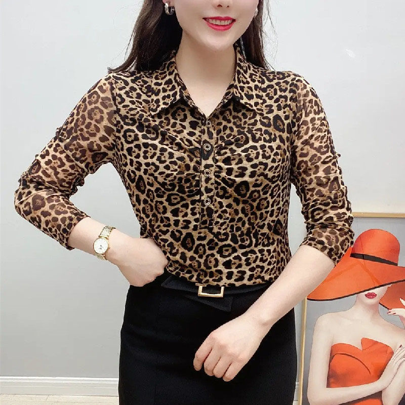 A new large-sized printed blouse for women's 2022 autumn collection, featuring a stylish leopard print base layer and a long-sleeved T-shirt that makes you look younger and slimmer Application Scenario
