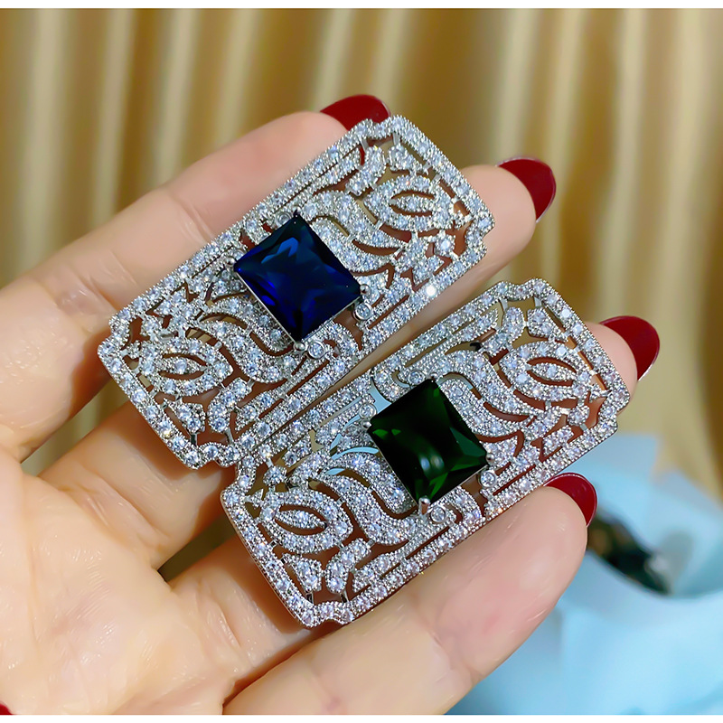 European and American retro geometric-shaped vintage medal brooch, creative and simple clothing pin, copper inlaid zircon in stock wholesale Specification image