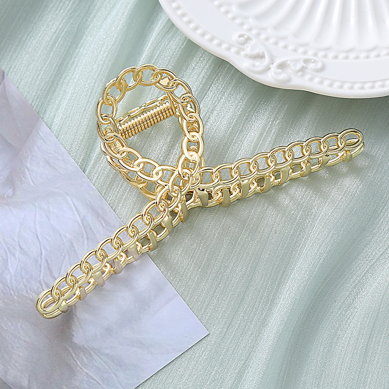 The new Korean version of the popular metal large grabber is simple and versatile. It features a ponytail clip at the back of the head, a shark clip, and a hair accessory Specification image