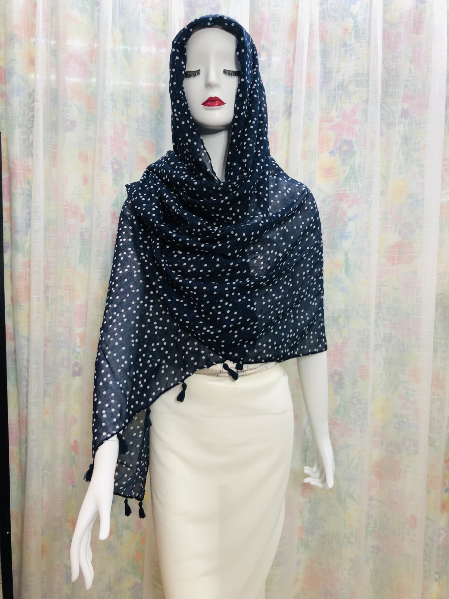 Spring And Autumn Warm Polka Dot Spot Ladies Red Navy Blue Polka Dot Long Scarf Now Fashion Scarf Beach Towel Application Scenario