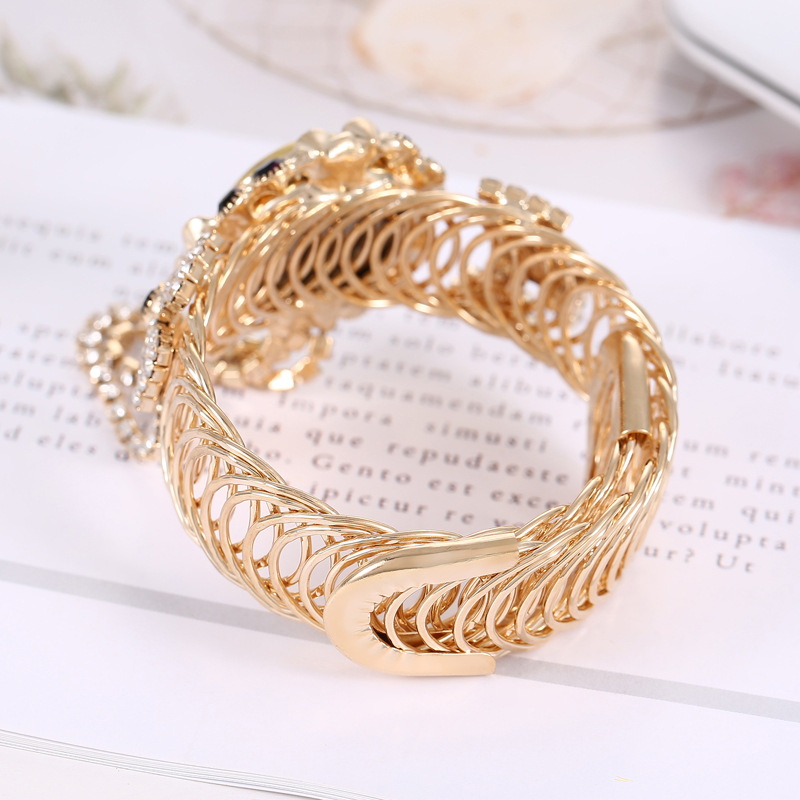 Douyin's new Korean version ladies' diamond-encrusted quartz watch with a fashionable alloy bracelet is available for wholesale in stock Specification image