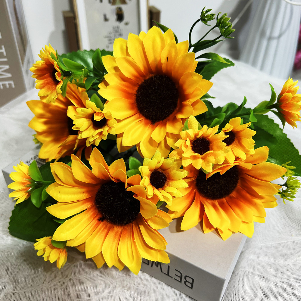 Artificial sunflowers, fake sunflowers, silk flowers, four-head sunflowers, wedding photography, home decoration, wholesale bouquets details Picture