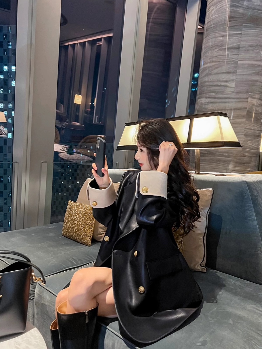 The 2024 Spring and Autumn new casual leather jacket for women features a color-blocking design. It is a Korean-style motorcycle suit and a loose small suit jacket Application Scenario