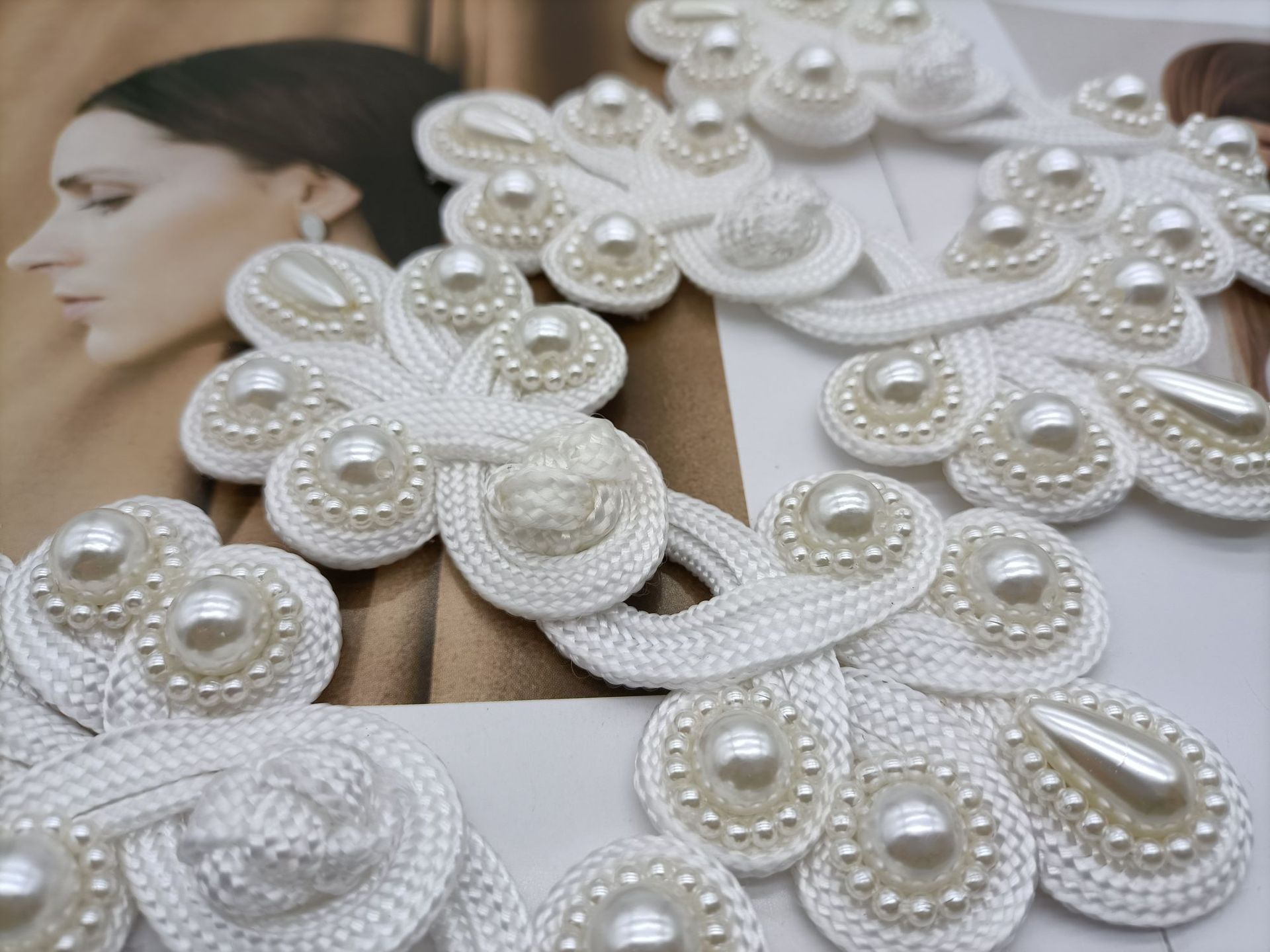 Hand-buttoned Tang suit cheongsam, fabric buttons, chrysanthemum cheongsam buttons, ethnic style retro buttons, classical opera stage costume buttons details Picture