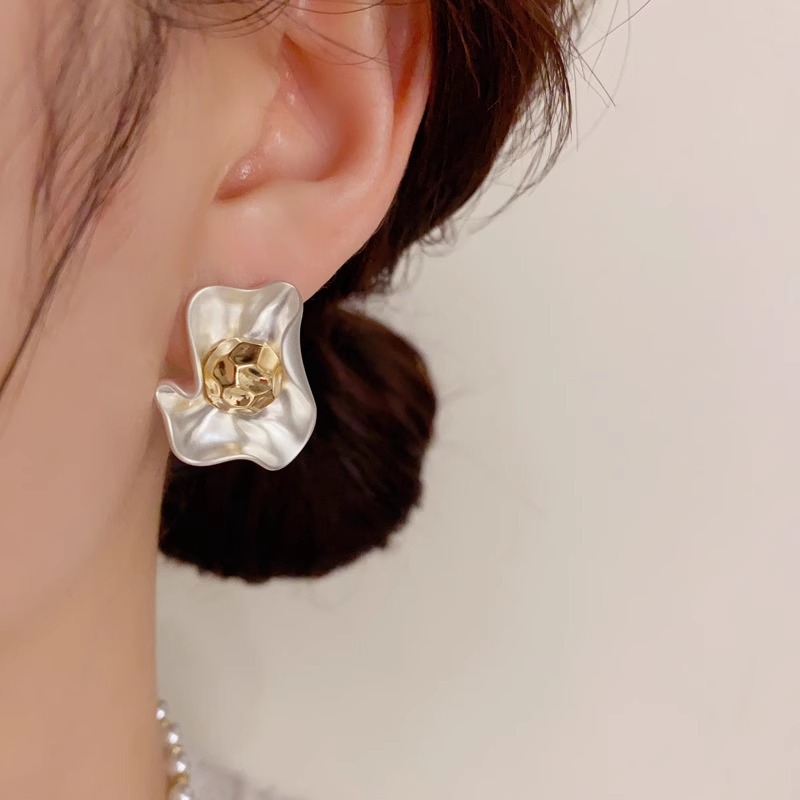 Runge's "retro Hong Kong style" light luxury high-end temperament, simple metal petal ear studs, niche design sense Specification image