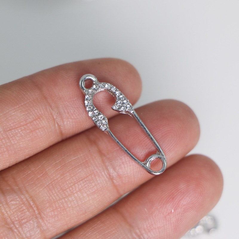 DIY jewelry accessories: Korean-style diamond-dot brooches, personalized brooches, necklaces, pendants, bracelets, earrings, keychains, pendants Application Scenario