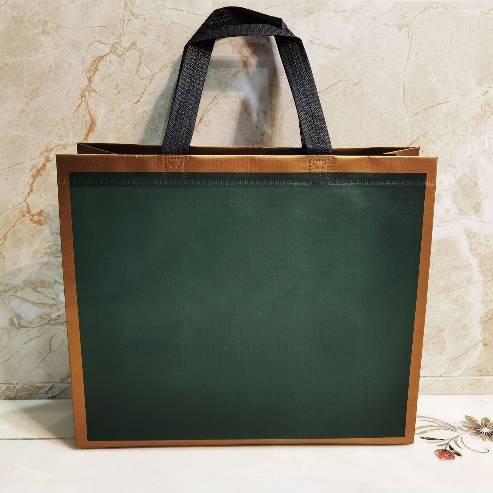 In-stock laminated non-woven fabric handbags, shopping bags, waterproof logo clothing store bags production Application Scenario