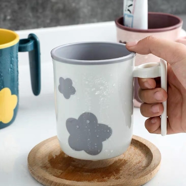 Creative Nordic mouthwash cups, student drinking cups, household brushing cups, simple dental utensils, plastic toothbrushes Specification drawing