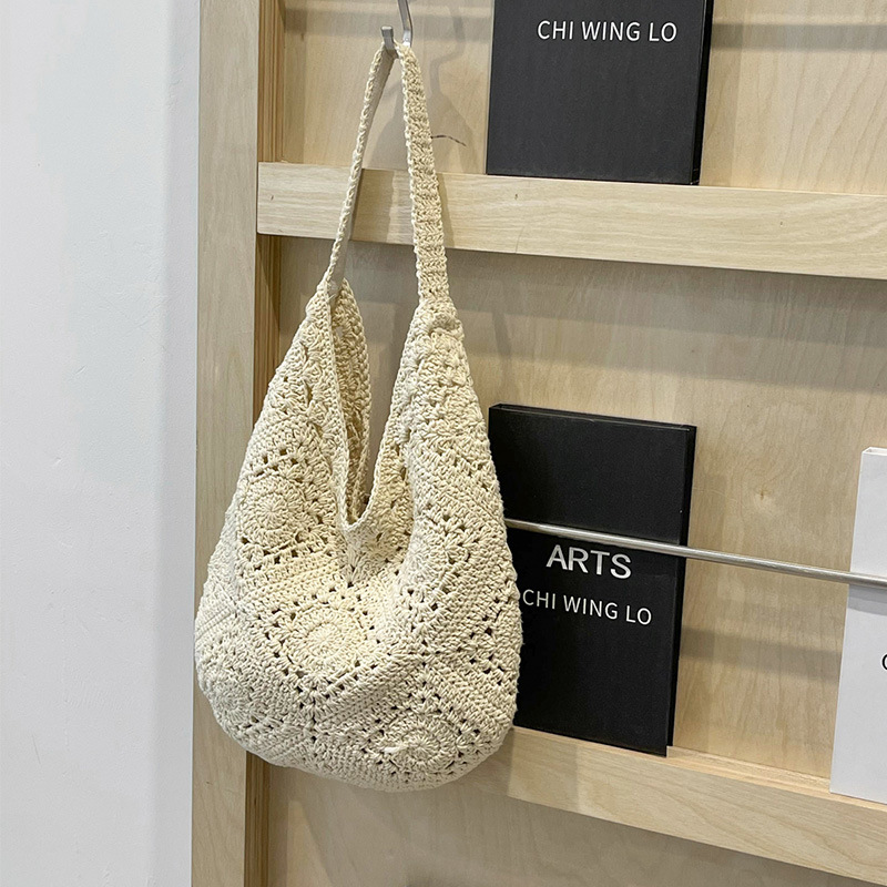 Handmade crochet cotton thread grandmother pattern hollowed-out flower woven women's bag, Laizhou straw weaving factory vacation beach single-shoulder bag Application Scenario
