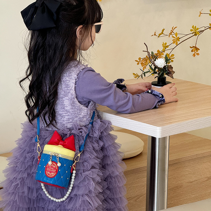 The 2024 new Korean children's bag features a cute bow bucket bag and a stylish girls' pearl chain single-shoulder bag Application Scenario