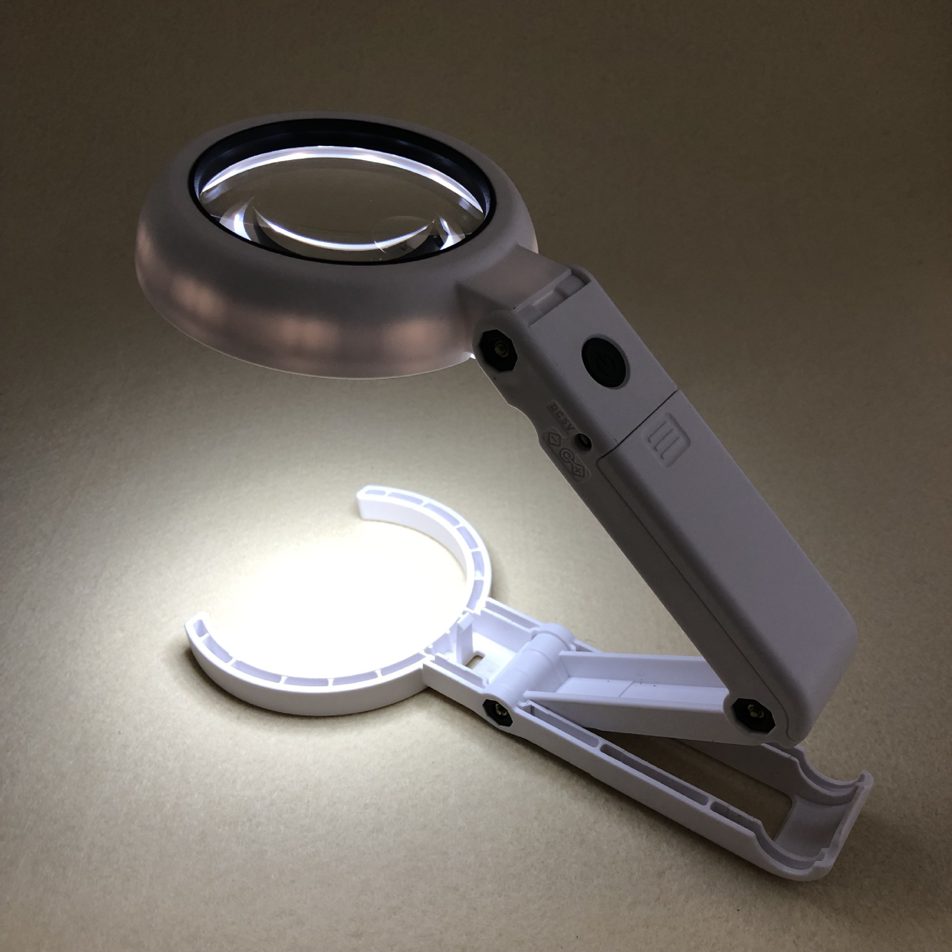New USB handheld and desktop dual-purpose maintenance reading 8-LED light 7x magnifying glass FS65RC