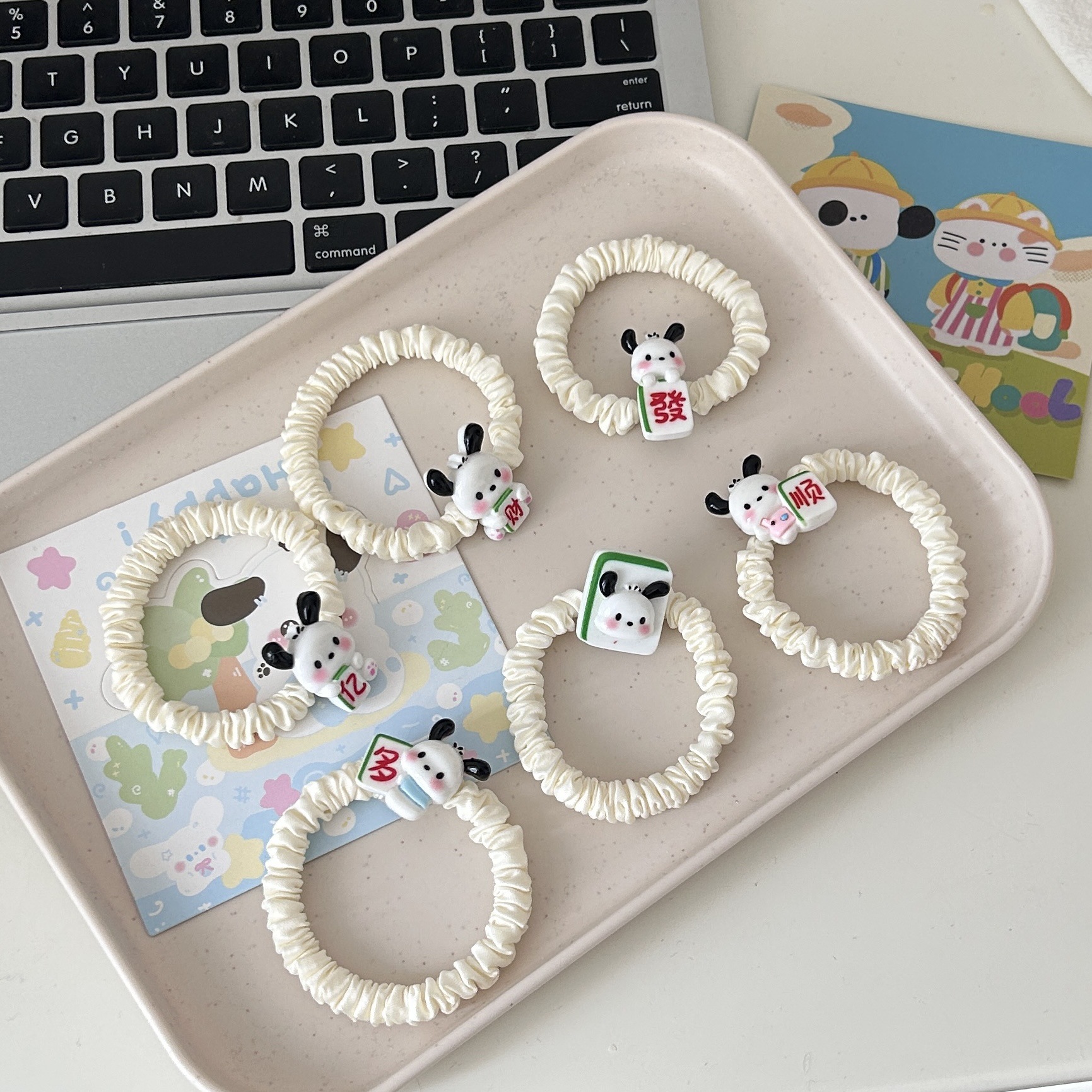 The cute and cartoonish "Mahjong Little Pa" hair band, the sweet and fun "Large Intestine" hair band, the "Prosperity Pacha" dog hair rope and hair accessory Application Scenario