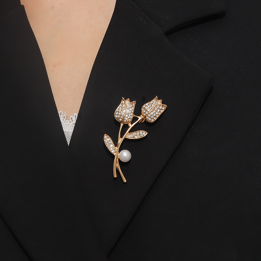 New Small Fresh Tulip Brooch Pearl Diamond Corsage Suit Neckline Pin Pearl Anti-Slip Pin Woman details Picture