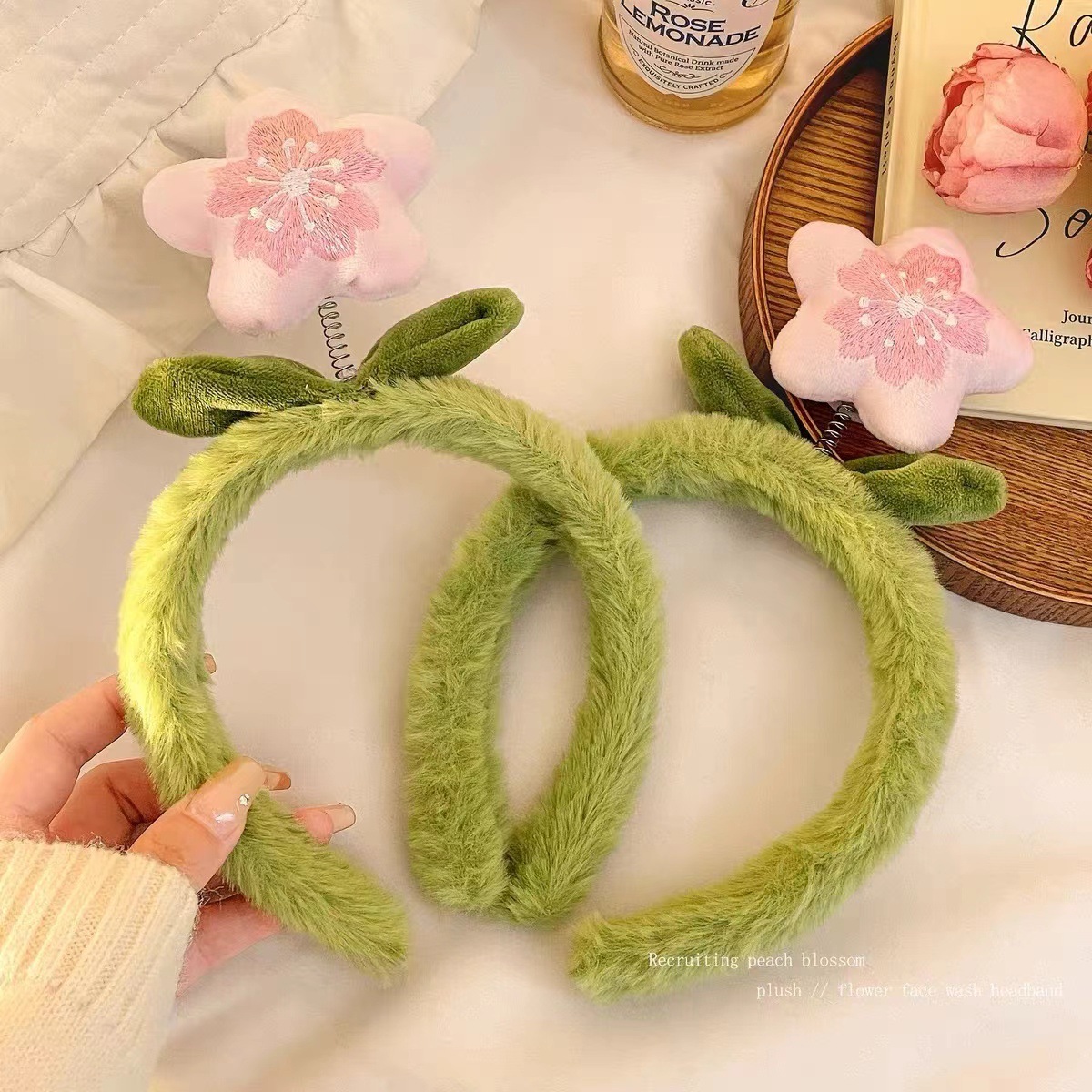 Cross-border sponge cloud hair band, high top of the head, high-end feel, towel fabric twist, ladies' wrist head band for washing face Specification image