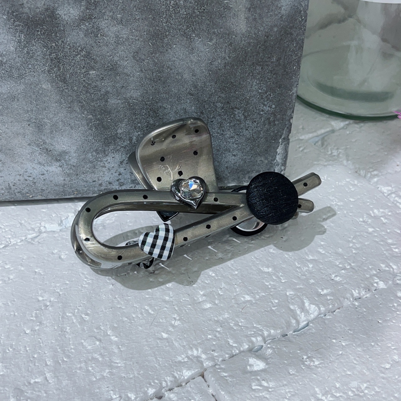 The 2024 new black and white polka dot ribbon gripper is simple, versatile and high-end. It features a shark clip with a medium to large hair volume