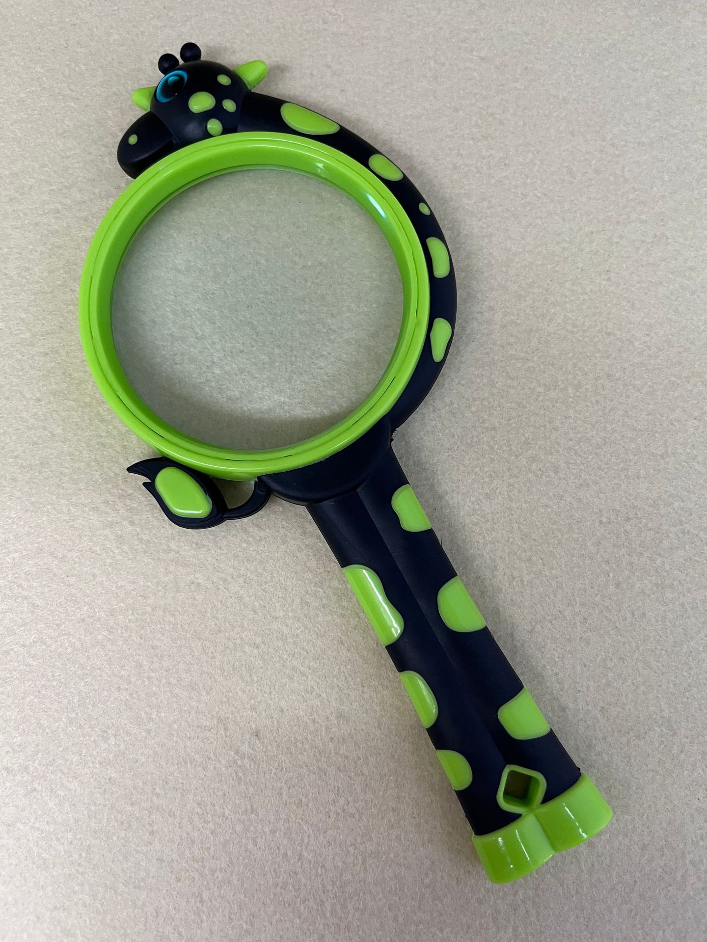Children's cartoon magnifying glass in the shape of a giraffe, a small experimental tool for kindergartens and primary schools, a great toy for outdoor exploration Application Scenario