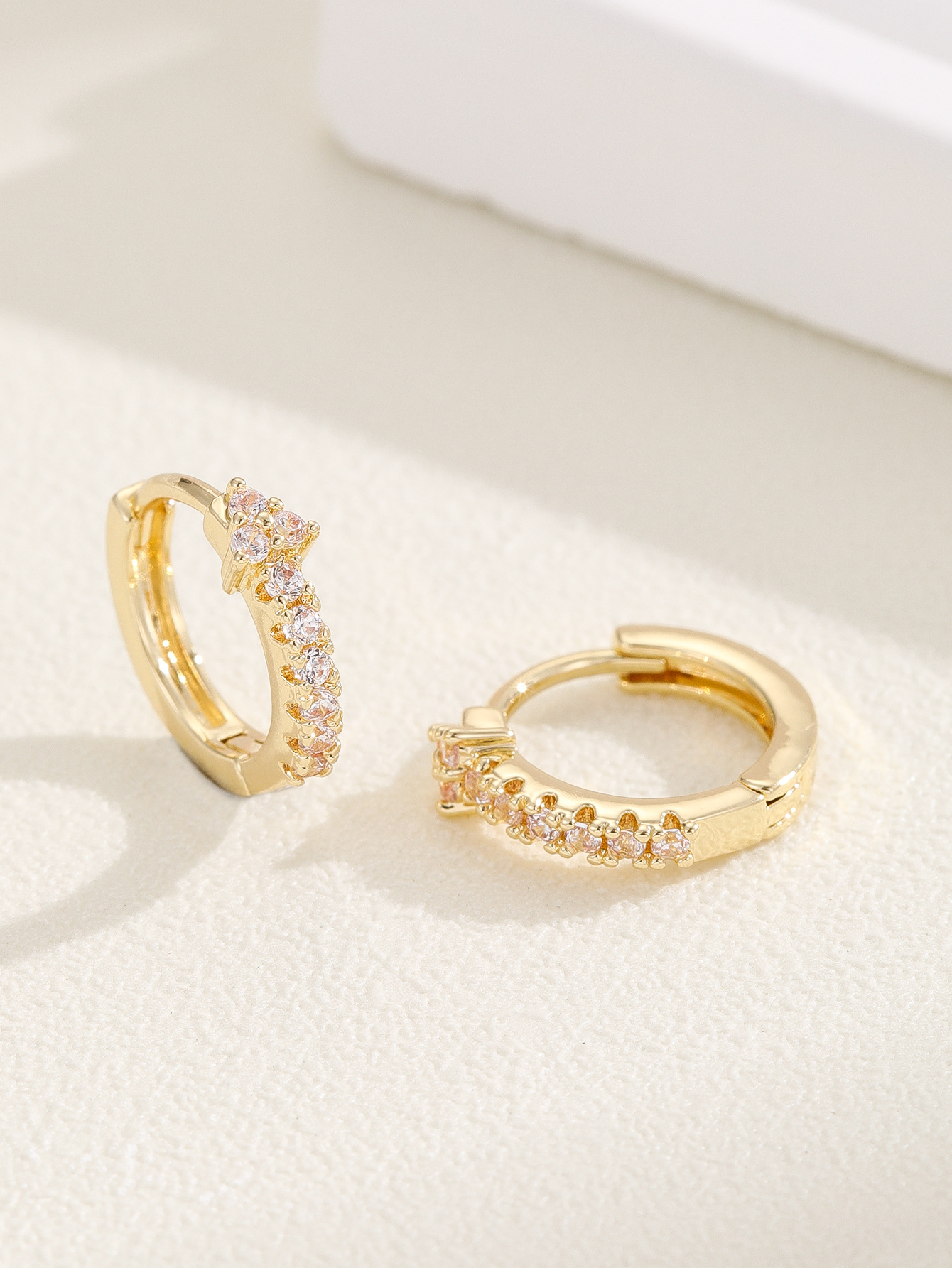 Zircon earrings, simple and elegant, light luxury earrings, high-end feel, niche design sense, high-end earrings, versatile jewelry accessories Item Picture