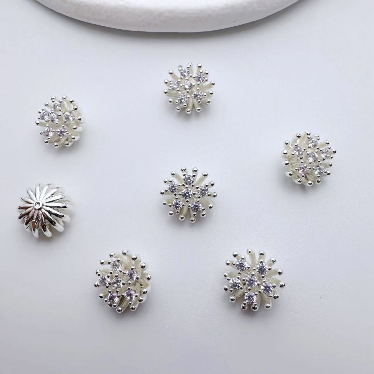 Color-preserving pure copper micro-inlaid zircon flower receptacle, core and stamens, ancient-style diy hairpin, wrapped flower velvet flower material accessories Specification image