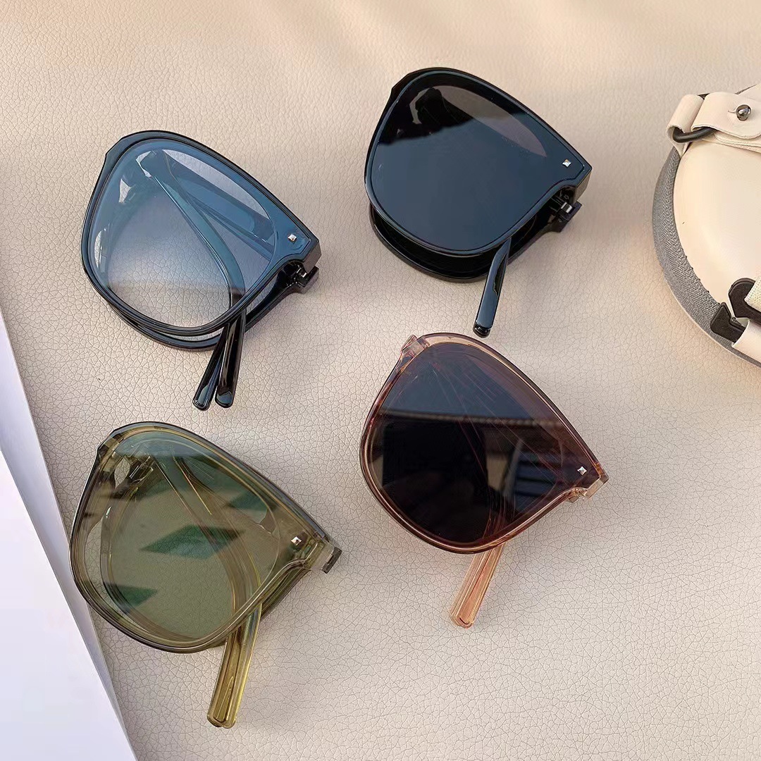 2023 new under-focus folding sunglasses, pocket air cushion sunglasses, UV protection, Korean-style trendy folding sunglasses Application Scenario