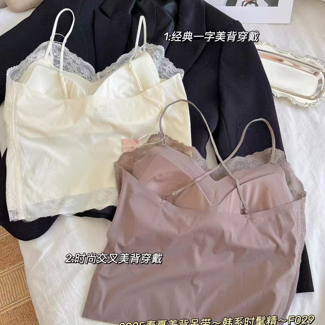 For spring and summer, pair it with a French lace semi-fixed cup that is seamless, breathable, and can be crossed. Use a thin shoulder strap and a long, beautiful shoulder strap Application Scenario