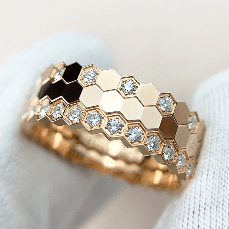 ins niche design fashion honeycomb ring plated with 18K rose gold, diamond-shaped stacked honeycomb with diamonds, women's food ring Application Scenario