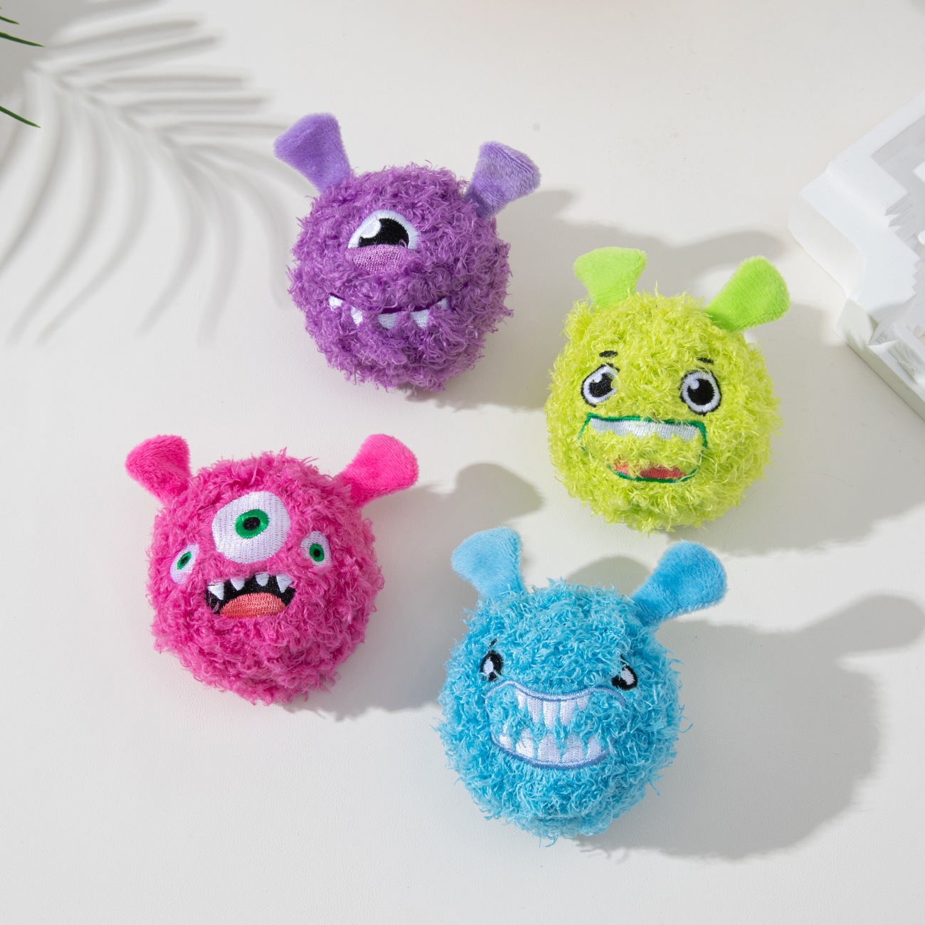 This is a discounted and popular cat toy with a funny and cute monster and a built-in sound-emitting ball. It's a self-entertaining and entertaining cat toy Specification image